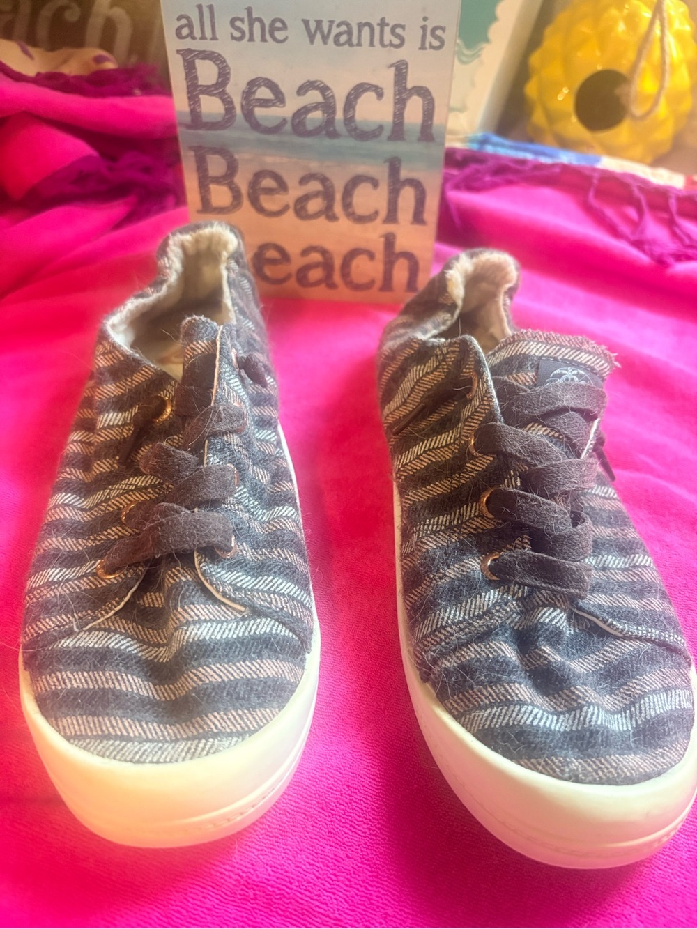 Roxy Bayshore slip on shoe -Well loved striped with faux fur lining - flaw